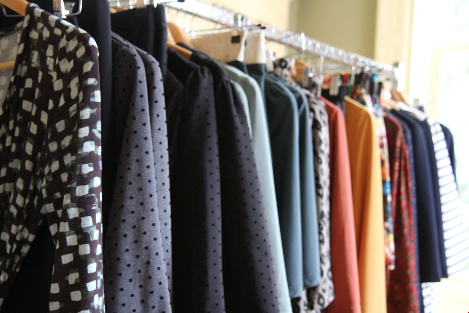 In het atelier valt meteen op dat Marjolein geen saai gekleurde kantoorkleding maakt! In het atelier valt meteen op dat Marjolein geen saai gekleurde kantoorkleding maakt!